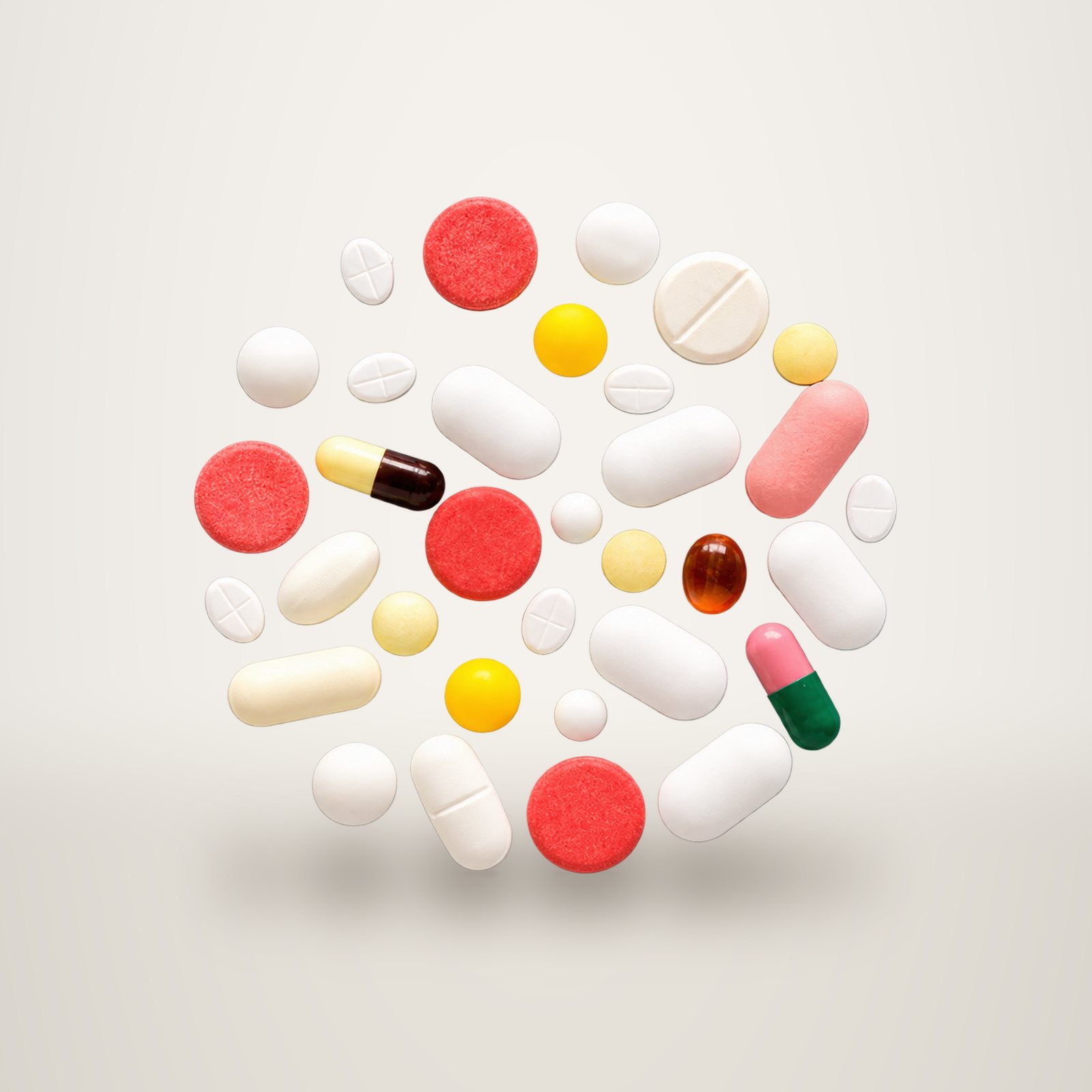 Comprimés et gélules de couleurs disposés en cercle.