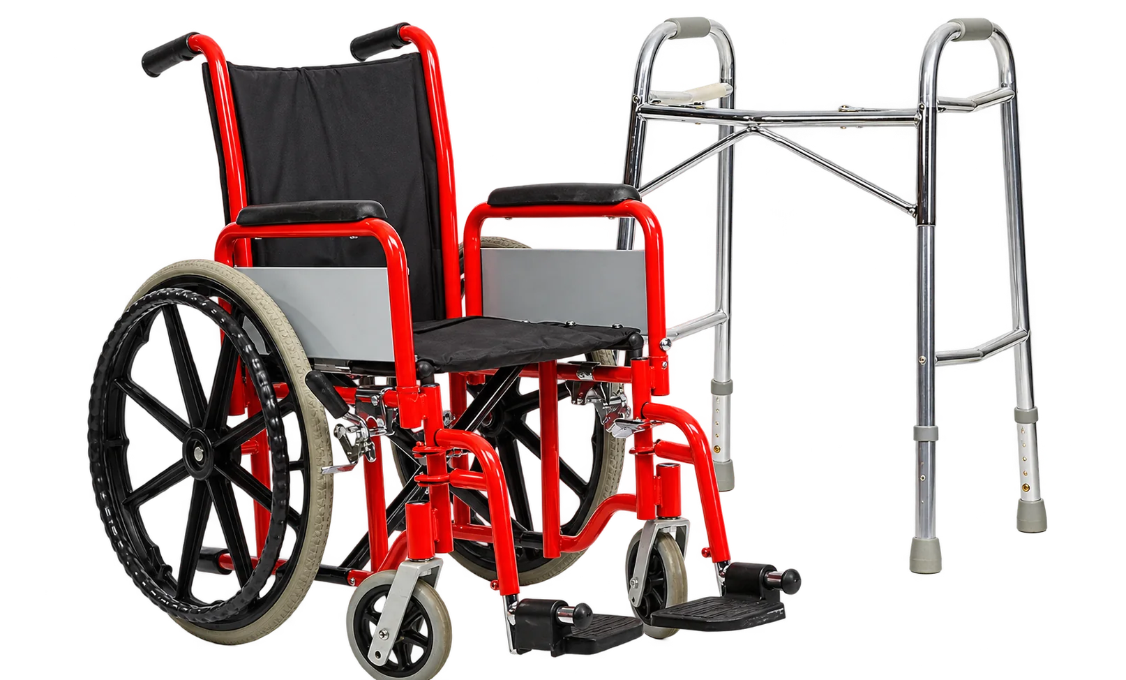 Un fauteuil roulant rouge à assise noire est posé devant un déambulateur en aluminium, sur un fond blanc uni.